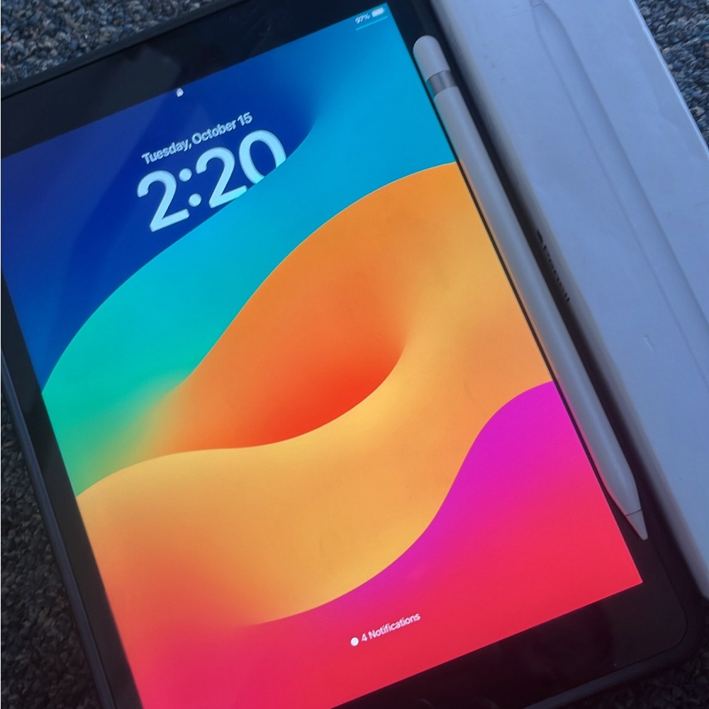 Apple iPad only used for about 2 weeks unlocked everything work can meet or pu